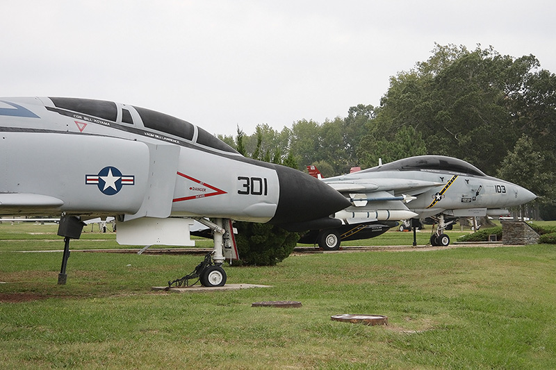 F-4B Phantom II, VF-143 <i>Pukin' Dogs</i>, USN<br>F-14D Tomcat, VFA-103 <i>Jolly Rogers</i>, USN