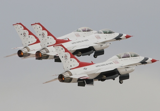 F-16C Fighting Falcons + F-16D Fighting Falcon - Thunderbirds